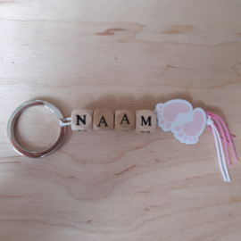 Naamsleutelhanger babyvoetjes roze