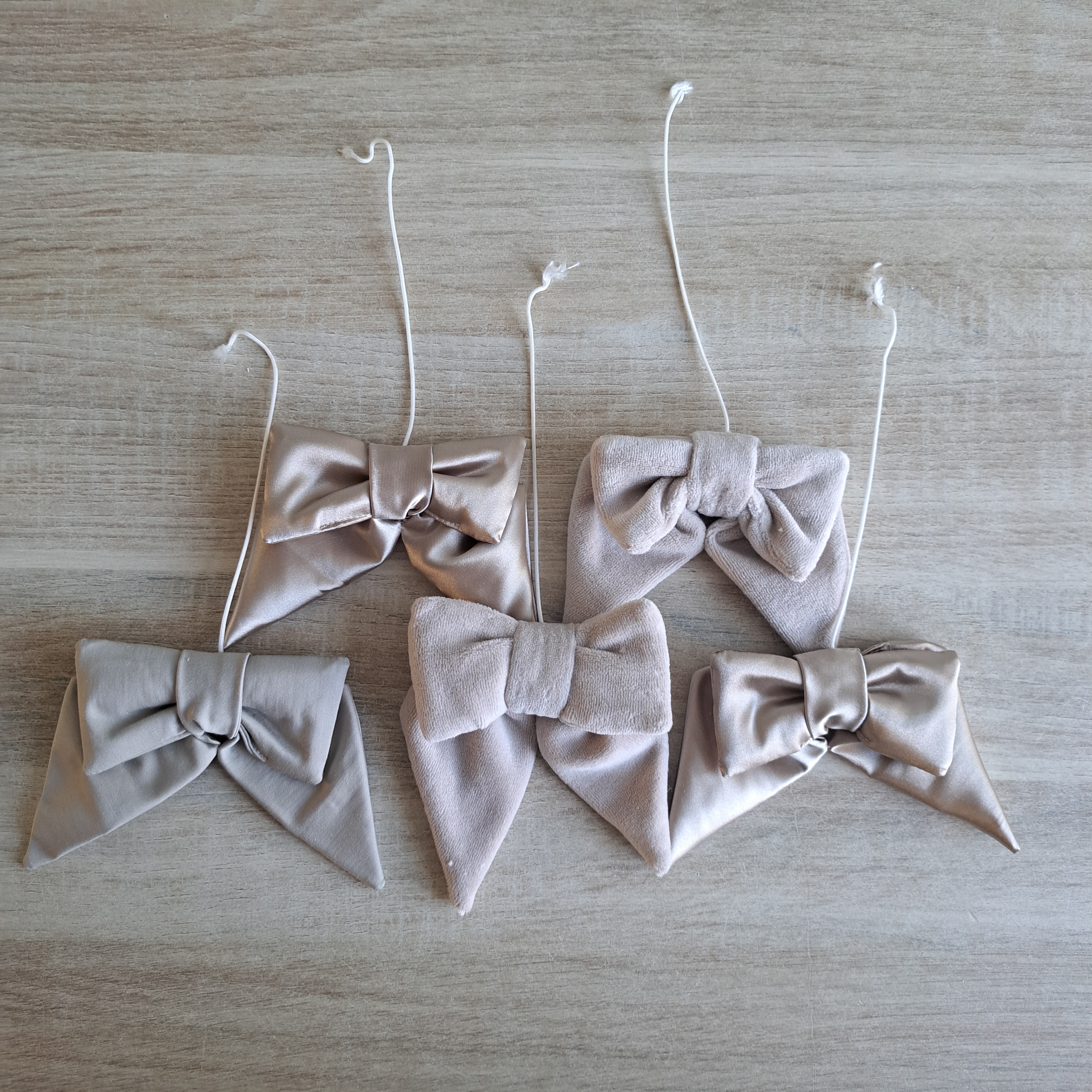 (V) 5 beige strikjes voor aan de boxmobiel