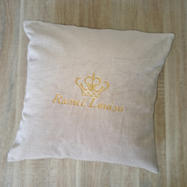 (V) Kussen nicky velours beige met kroontje en naam Romeé Louisa geborduurd 40 x 40 cm