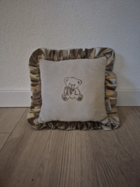 Kussen nicky velours met satijnen ruche en beertje geborduurd 25 x 25 cm