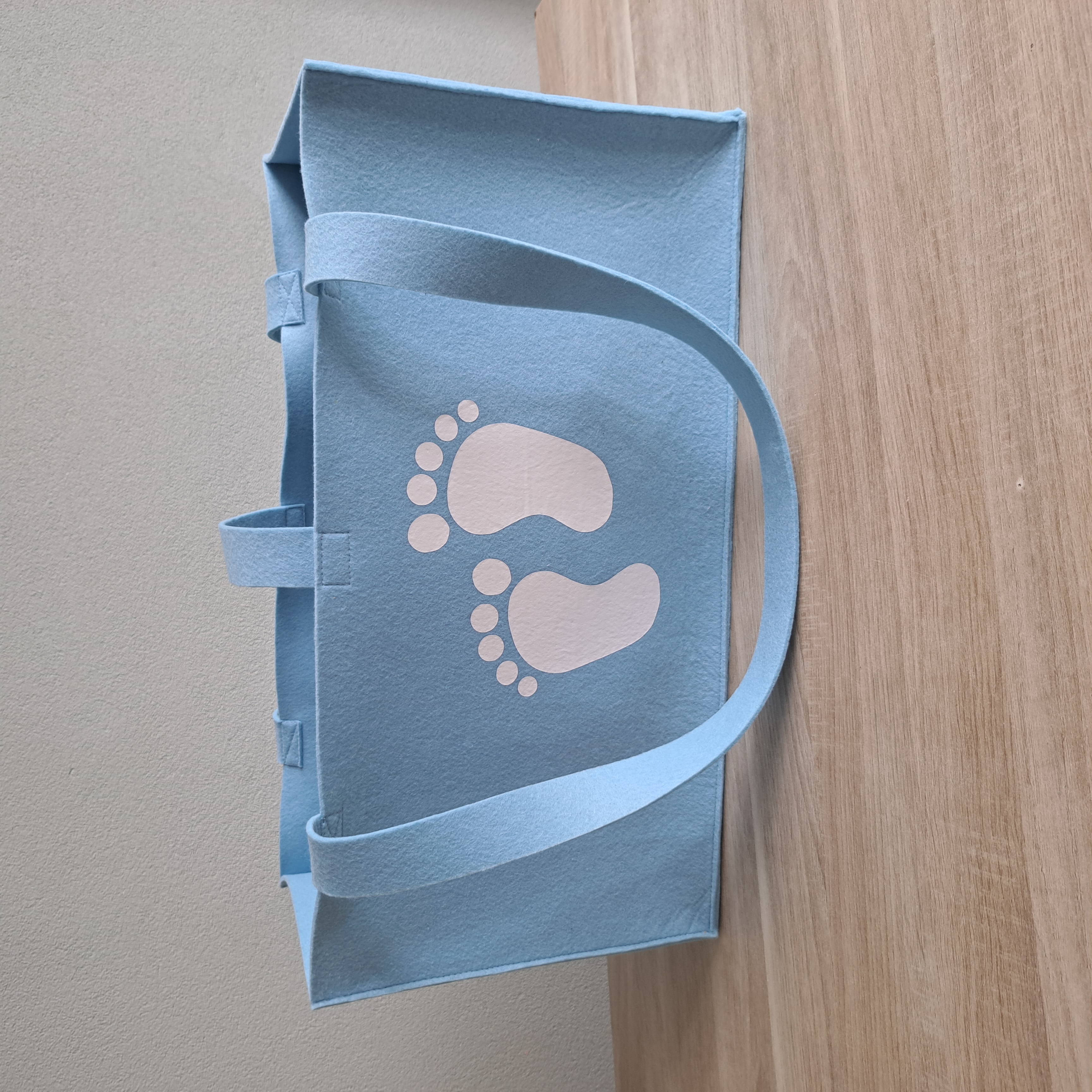 Vilten tas voor babyweegschaal met babyvoetjes