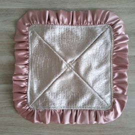 Kapje voor boxmobiel velvet croco met satijnen ruches