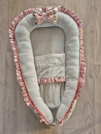 Babynestje nicky velours/velvet croco met satijnen ruche en grote strik