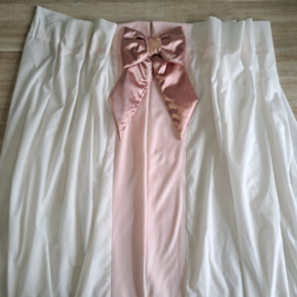Sluier voor wieg of ledikant off-white batist met nicky velours bies en los striklint