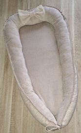 Babynestje nicky velours/luxe stof met satijnen biesje en strik