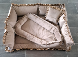 Boxrand 3-zijdig velours holland velvet taupe met satijnen ruches goud-taupe en koordbevestiging