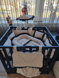 Set boxkleed, boxrand, boxzak, babynestje en boxmobiel nicky velours met satijnen ruches
