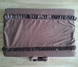 Aankleedkussenhoes nicky velours met satijnen ruches en grote strik