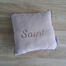 Kussen nicky velours met taupe paspelband en naam geborduurd 25 x 25 cm