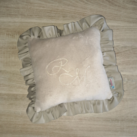 Kussen nicky velours met ruche katoen de luxe en schuine initialen geborduurd 25 x 25 cm