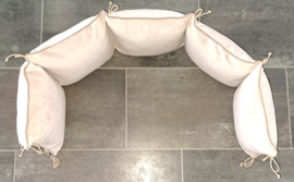 Halve boxrand kussens nicky velours met paspelband taupe en koordbevestiging