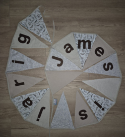 Stoffen slinger met puntvlaggetjes en naam natureltinten