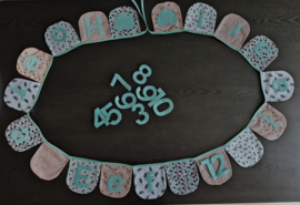 Stoffen slinger met halfronde vlaggetjes en naam (zelf samenstellen)