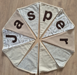 Stoffen slinger met puntvlaggetjes en naam natureltinten