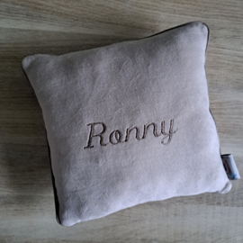 (V) Kussen nicky velours met taupe paspelband en naam Ronny geborduurd 25 x 25 cm