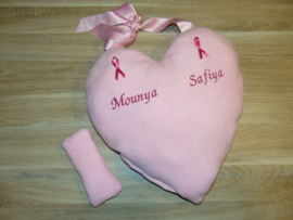 Kussen hart roze geborduurd met draaglint