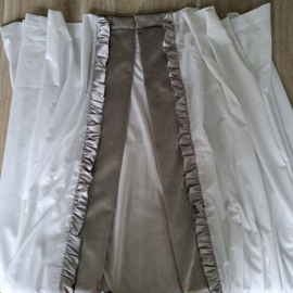 Sluier voor de box off-white katoen met satijnen ruche en bies van velvet croco