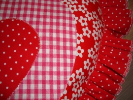 Kussen hart met ruches stip/bloem/ruit rood/wit/fuchsia
