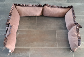 Boxrand kussens 3-zijdig nicky velours met satijnen ruche en striklinten