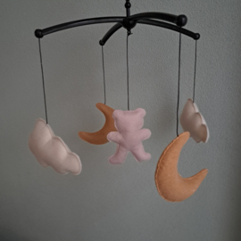 5 hangertjes vilt 2 x maan/2 x wolk/1 x beertje voor aan de boxmobiel