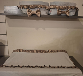 Set aankleedkussenhoes en commodemandje nicky velours met satijnen ruche en strik