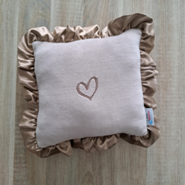Kussen nicky velours met satijnen ruche en hartje geborduurd 25 x 25 cm