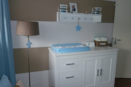 Babykamer lichtblauw met beige sterren