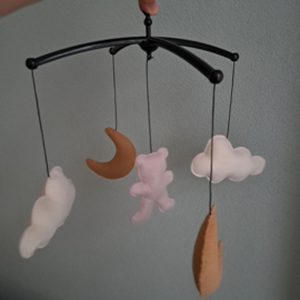 5 hangertjes vilt 2 x maan/2 x wolk/1 x beertje voor aan de boxmobiel