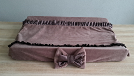 Aankleedkussenhoes nicky velours met satijnen ruches en grote strik