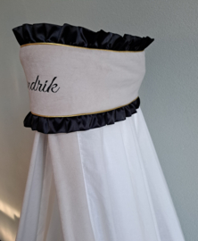 Sluier voor wieg of ledikant off-white batist met nicky velours bies en losse band met naam