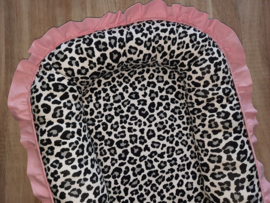 Babynestje panterprint met lichtroze ruche, strik en dekentje met strikje