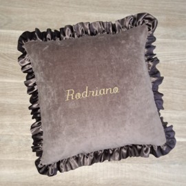 Kussen nicky velours met satijnen ruche en naam geborduurd 40 x 40 cm