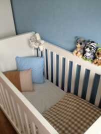 Babykamer lichtblauw met beige sterren