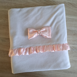 Dekentje nicky velours met satijnen ruche en strik met diamantgesp 100  x 150 cm