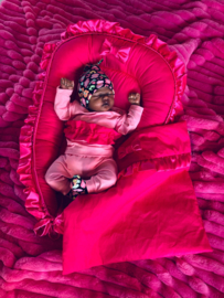 Nestje fuchsia katoen met satijnen ruches en band