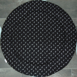 Boxkleed rond wafelkatoen/poplin veertjes zwart/wit
