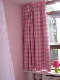 Gordijnen grote ruit roze