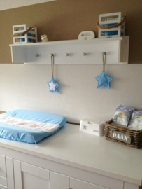 Babykamer lichtblauw met beige sterren