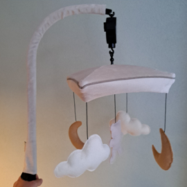 5 hangertjes vilt 2 x maan/2 x wolk/1 x beertje voor aan de boxmobiel