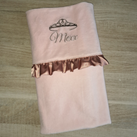 Dekentje nicky velours met satijnen ruche en tiara met naam geborduurd 60  x 80 cm
