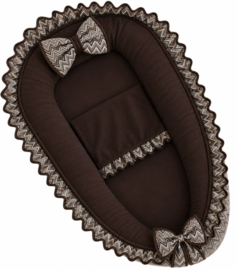 Babynestje nicky velours/ gobelin murano bruin met ruche en grote strikken