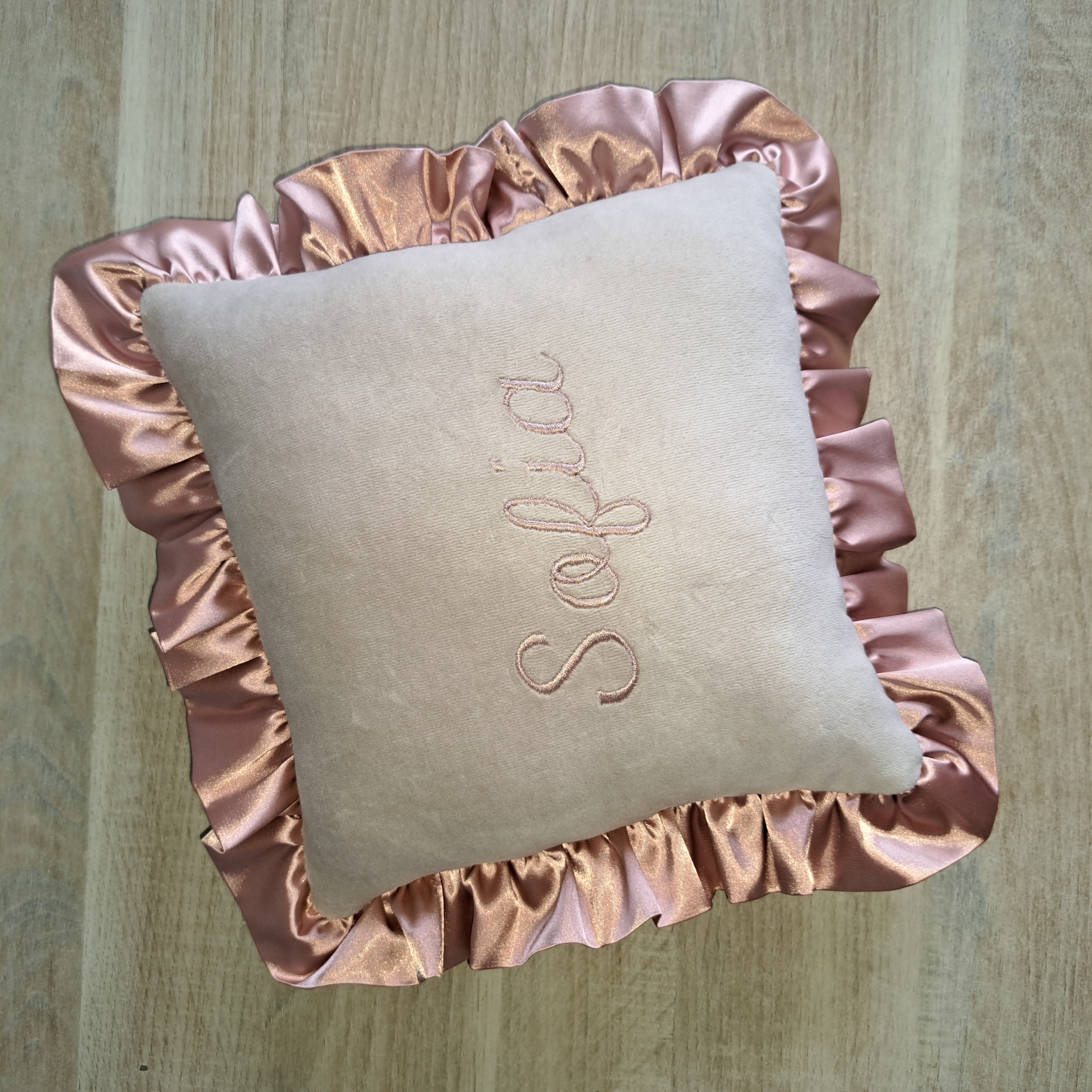 Kussen nicky velours met satijnen ruche en naam geborduurd 25 x 25 cm