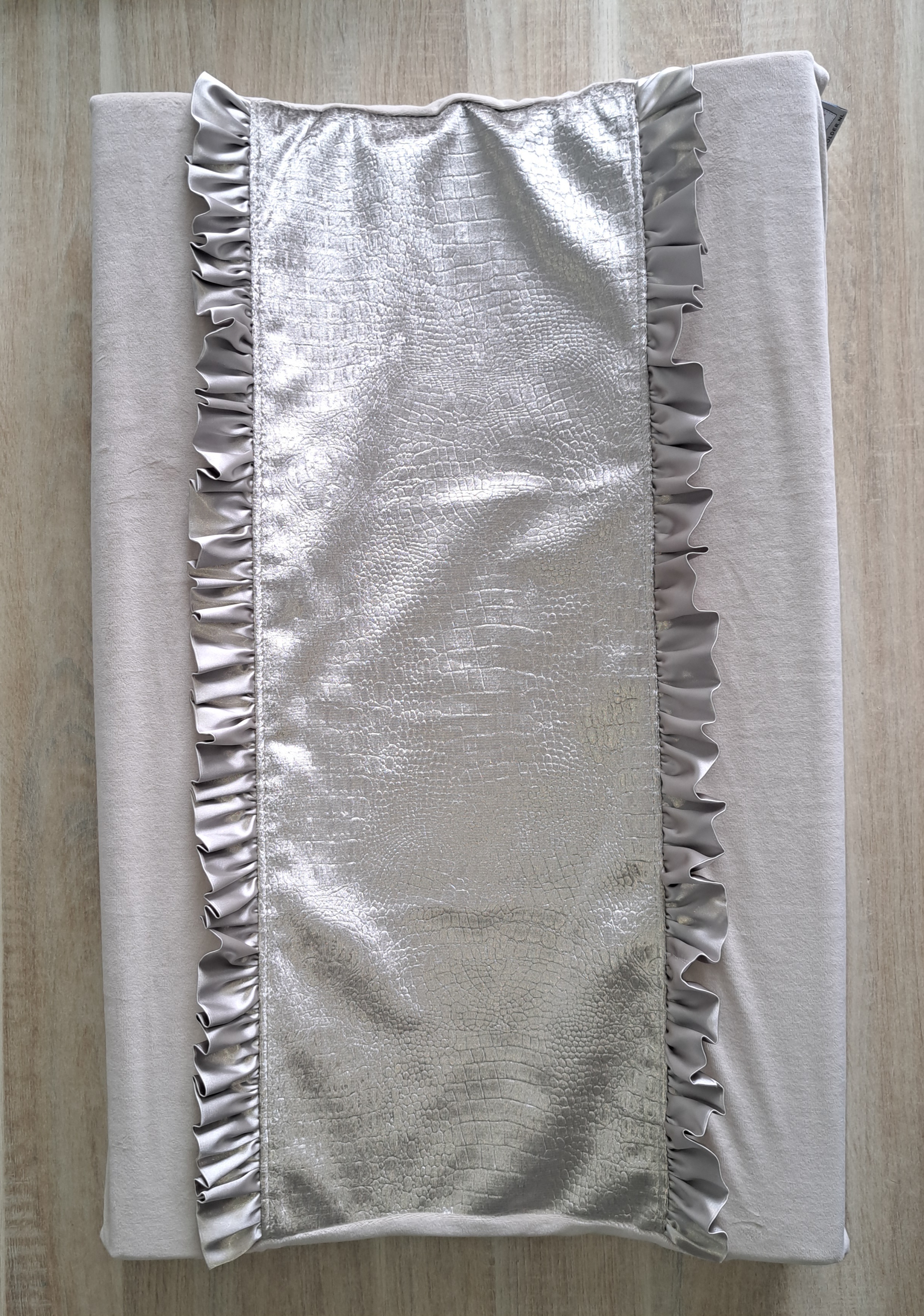 Aankleedkussenhoes velvet croco/nicky velours met satijnen ruches