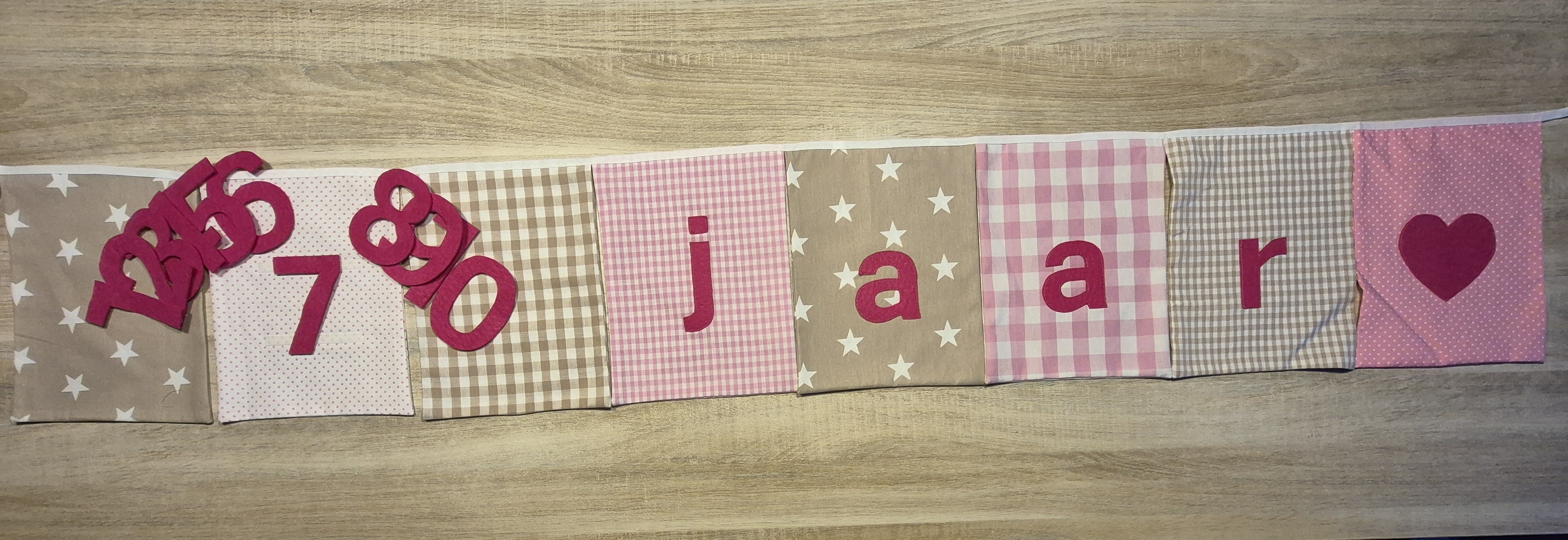 Stoffen slinger met rechte vlaggetjes en naam