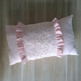 Kussen nicky velours met italiaans kant en hydrofiele ruches 30 x 50 cm