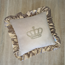 (V) Kussen nicky velours beige met satijnen ruche en goud kroontje bedrukt 25 x 25 cm
