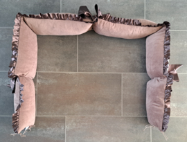 Boxrand kussens 3-zijdig nicky velours met satijnen ruche en striklinten