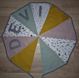 Stoffen slinger met puntvlaggetjes en naam grijs (zelf samenstellen)