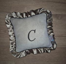 Kussen nicky velours met zwart biesje, satijnen ruche en initiaal geborduurd 25 x 25 cm