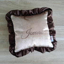 Kussen velvet croco met satijnen ruche en naam geborduurd 25 x 25 cm